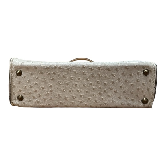 Cream Tote Bag with Textured Pattern and Structured Shape - Picture 3 of 8